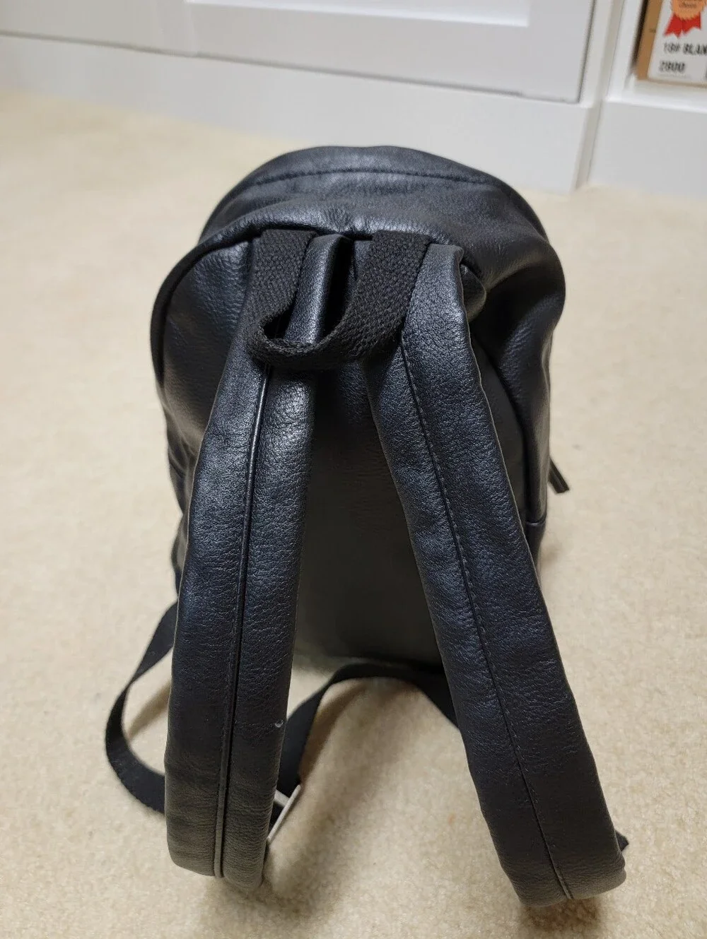 The Unbranded Brand compact black